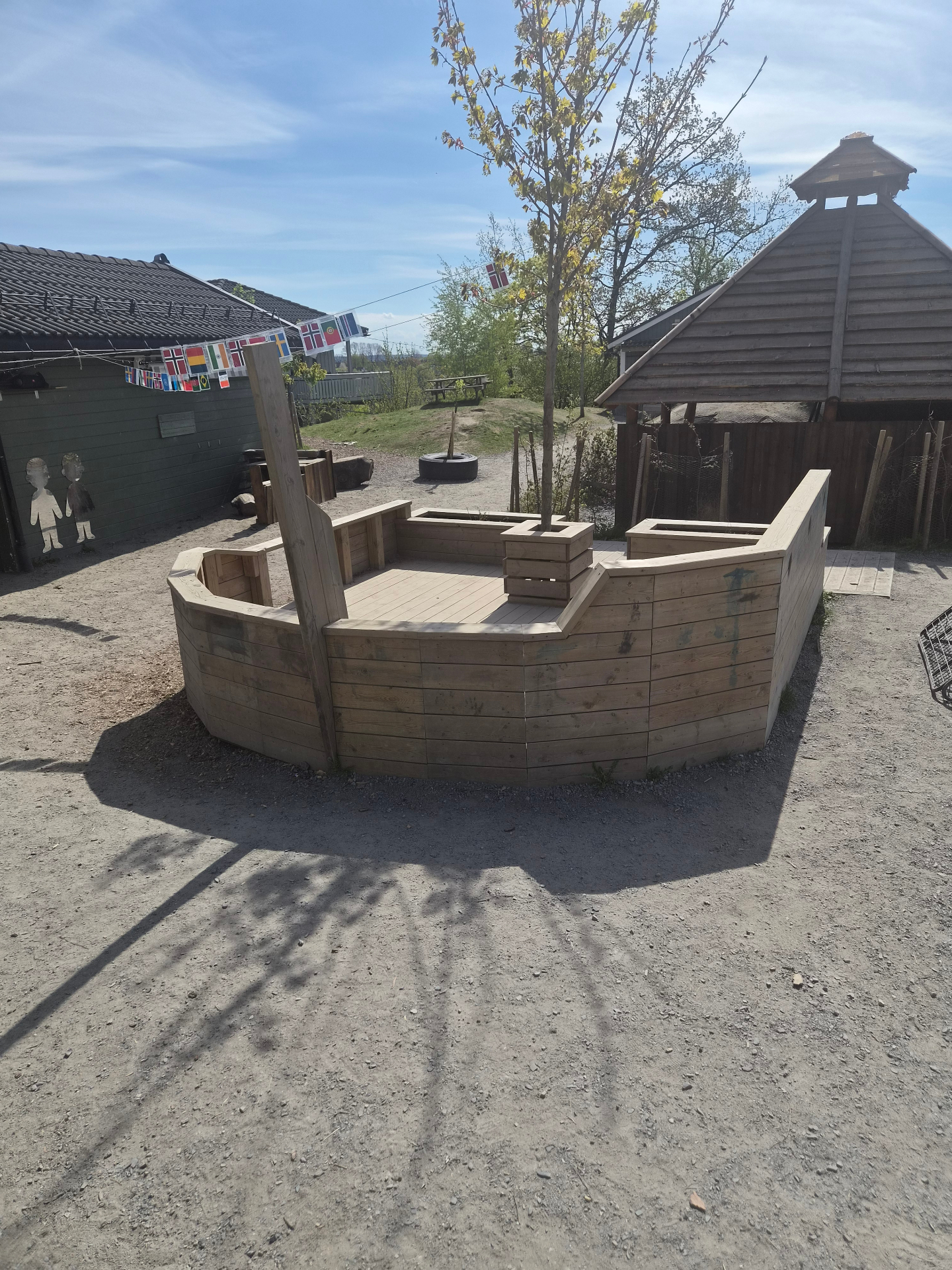 Piratskip i tre på uteområdet
