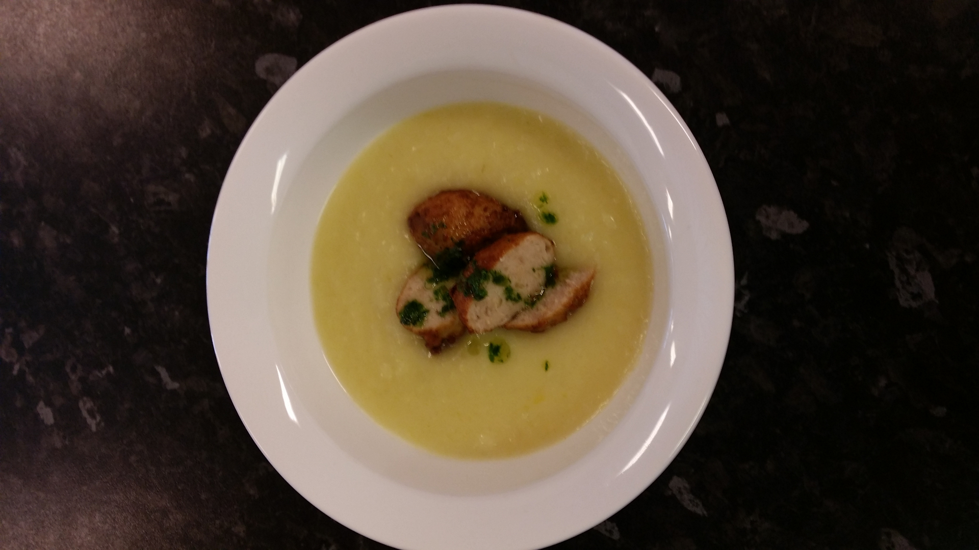 Kremet suppe med tilbehør