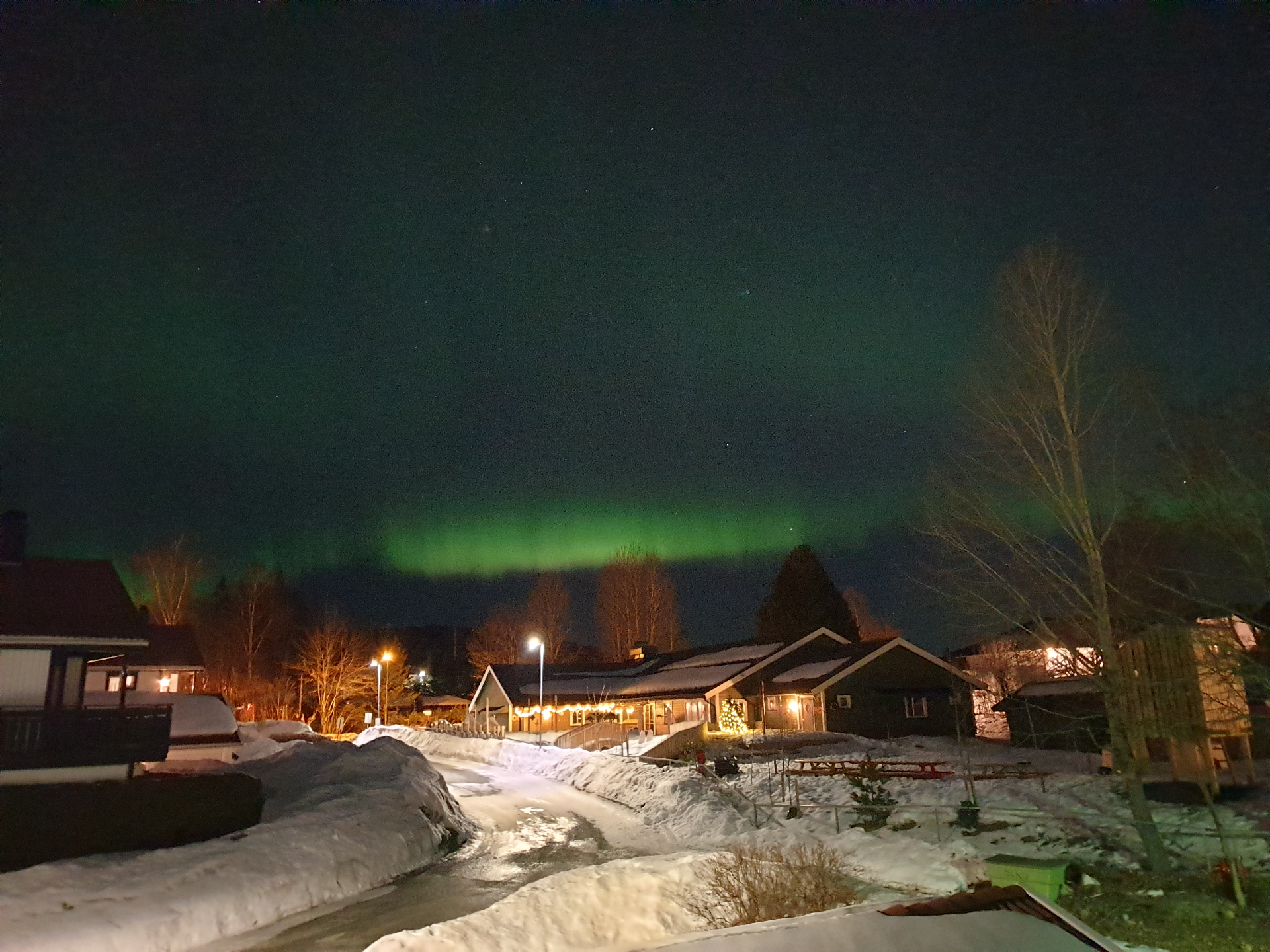 Ånnerudtoppen Barnehage under nordlys en vinterkveld